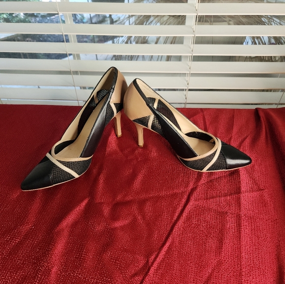 Nine West Black and Tan Heels  Size 8 - Picture 4 of 9